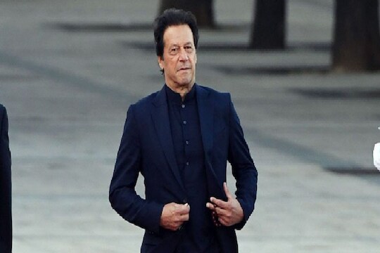 Imran Khan यांची विकेट पडणार की बॅटिंग सुरू राहणार? Pakistan च्या संसदेत आज अविश्वास प्रस्तावावर चर्चा