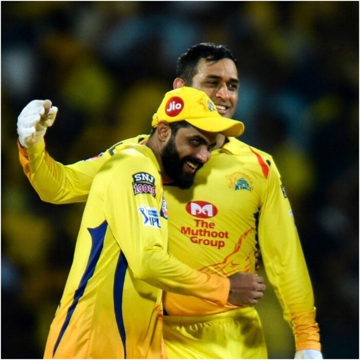 आयपीएल 2022 साठी (IPL 2022) एमएस धोनीने (MS Dhoni) चेन्नई सुपर किंग्सची (CSK) कॅप्टन्सी सोडली आहे. धोनीने आता कर्णधारपदाची जबाबदारी रवींद्र जडेजाला (Ravindra Jadeja) दिली आहे. टीम इंडियाच्या या स्टार ऑलराऊंडरला सीएसकेने आयपीएल लिलावाआधी 16 कोटी रुपयांमध्ये रिटेन केलं होतं. तर एमएस धोनीला 12 कोटी रुपये मिळाले होते. धोनीने रवींद्र जडेलाच त्याचा उत्तराधिकारी का निवडलं, यावर एक नजर टाकूयात. (Photo- AFP)