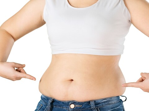 Exercises to reduce Belly Fat : पोट आणि सभोवतालची चरबी (Belly and Surrounding Fat) हे हाय बीपी, स्ट्रोक, टाइप 2 मधुमेह, हृदयविकार, कर्करोग यांसारख्या गंभीर आजारांचे कारण आहे. पोटात आढळणारे अतिरिक्त PAT सायटोकाइन्स नावाचे विष तयार करते, ज्यामुळे हृदयरोग आणि मधुमेह होऊ शकतो.
