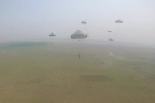 या VIDEO तून दिसेल Indian Armyची ताकद! 600 पॅराट्रूपर्सनी आकाशातून जमिनीकडे अशी घेतली झेप