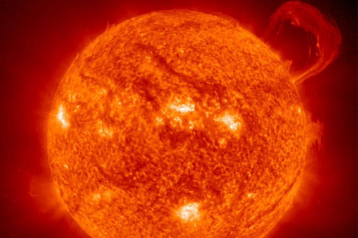 उद्या पृथ्वीवर धडकणार सौर वादळ; पृथ्वीवर येणाऱ्या संकटाबाबत NASA ने दिला गंभीर इशारा