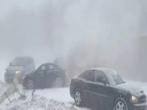 Pennsylvania Highway Accident Video: बर्फवृष्टीमुळे वाहनचालकांचं नियंत्रण कसं सुटतं, हे व्हिडिओमध्ये दिसत आहे. कारची धडक बसल्यानंतर लोक गाड्यांमधून बाहेर पडत आहेत.