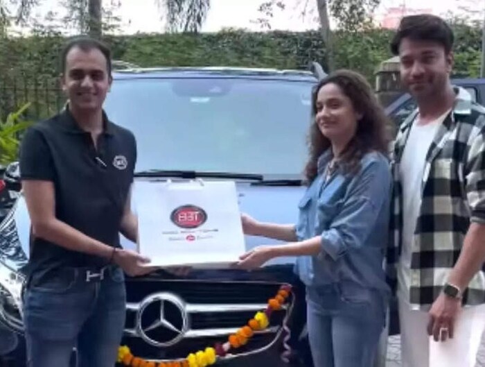 अंकिता आणि विकीने काह दिवसांपूर्वी लक्झरी मर्सिडी कार खरेदी केली आहे. त्याची किंमत ७१ लाख इतकी आहे. 