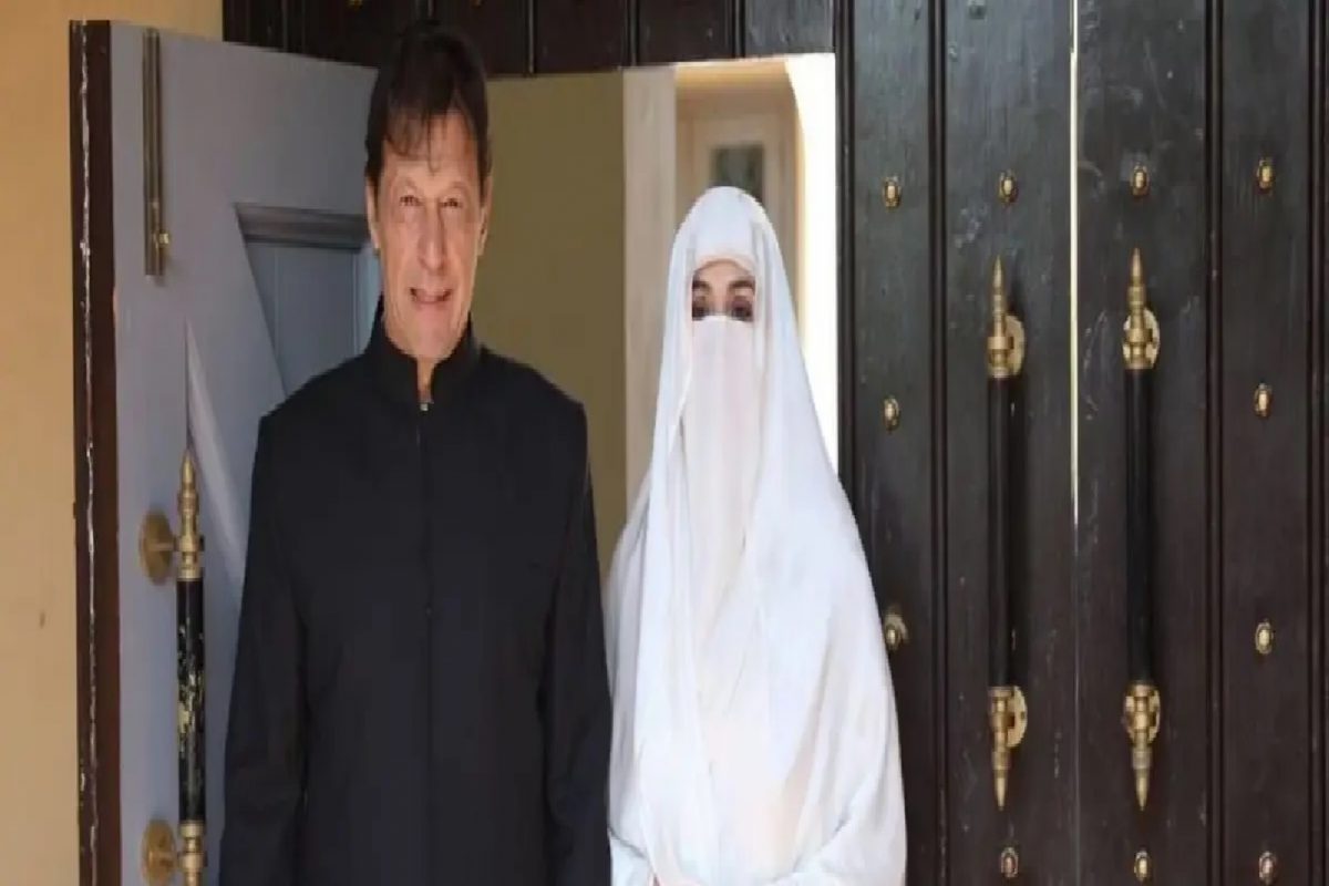 Imran Khanची पत्नी बुशरा बीबी जाळतेय जिवंत कोंबडे, आता काय भूत आणि काळी जादू सरकार वाचवणार?
