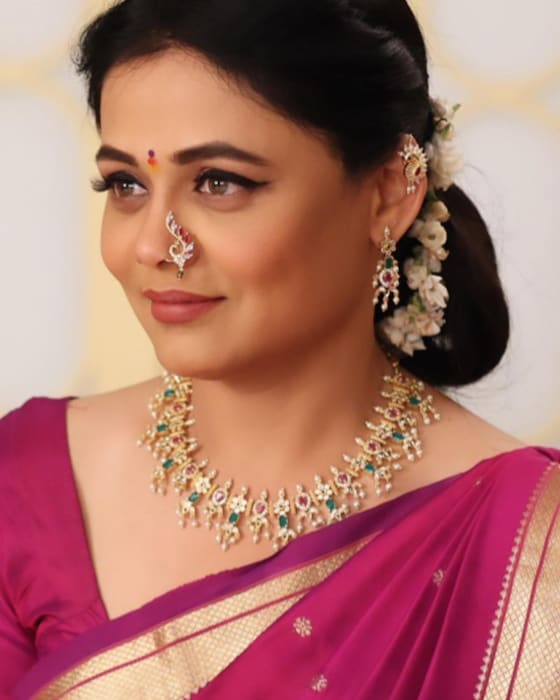 'Saree Love' असं कॅप्शन देत प्रार्थनाने हे फोटो शेअर केले आहेत. यामध्ये तिने काठापदराची साडी आणि त्यावर साजेसे दागिने परिधान केले आहेत. याशिवाय तिचा गजरा प्रार्थनाच्या सौंदर्यात भर घालत आहे