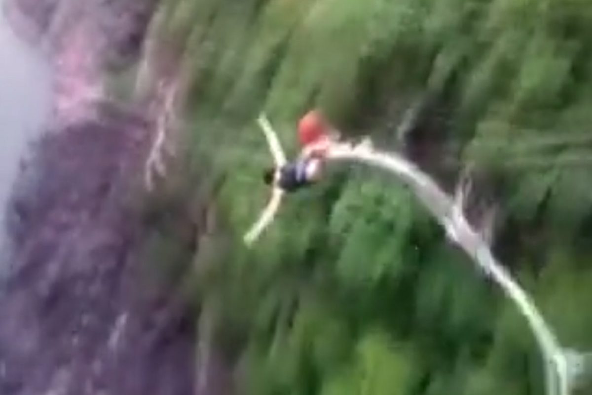 बापरे! शेकडो फूट उंचावरून उडी मारताच...; हा भयानक VIDEO पाहिल्यानंतर तुम्ही Bungee Jumping चा विचारही करणार नाही