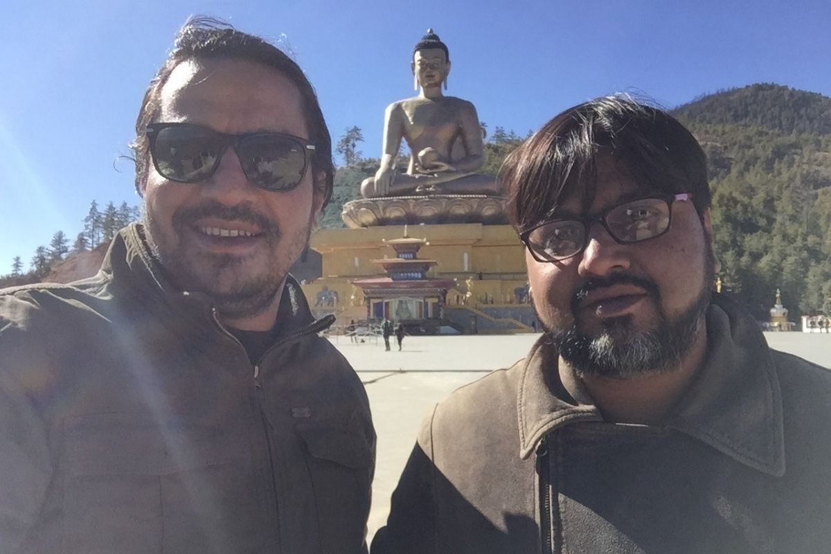 Adventure On Wheel | भूतानच्या सीमेवर रात्रीच्या वेळी तरुणांसाठी जोडपं झालं 'देवदूत'! वाचा Bikers भावांची फिल्मी स्टोरी