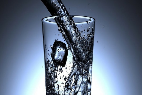 उन्हाळ्यात फ्रीजमधील थंडगार पाणी पिण्याची चूक करू नका; इतके हेल्थ प्रॉब्लेम्स नाहक मागे लागतील
