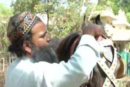 maharashtra man starts horse riding in aurangabad due hike in petrol prices