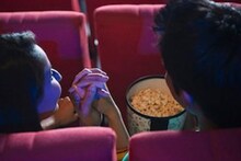 गर्लफ्रेंडसोबत Movie बघायला गेलेल्या Boyfriendनं थिएटरमध्येच केलं Break Up