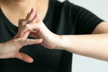 बोट मोडण्याची सवय चांगली की वाईट? तुम्ही सुद्धा असं करता का?