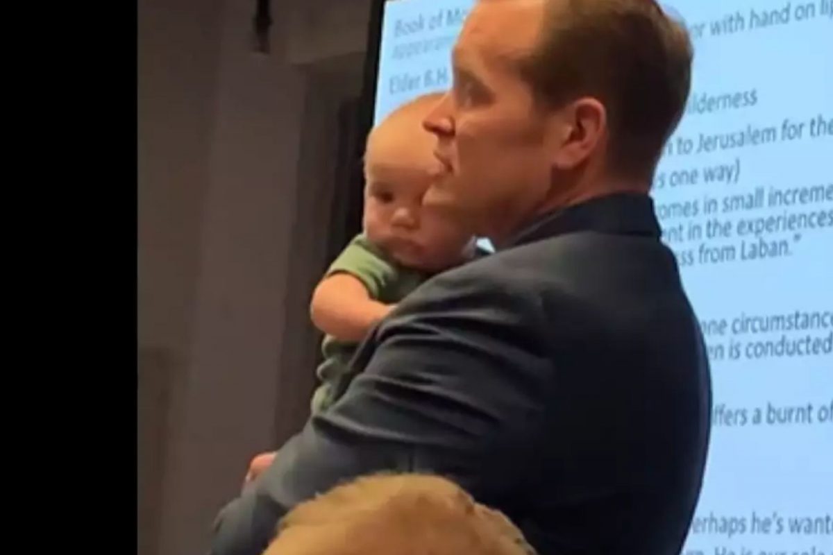 University professor holds student's baby in class so she can take notes, netizens shower love