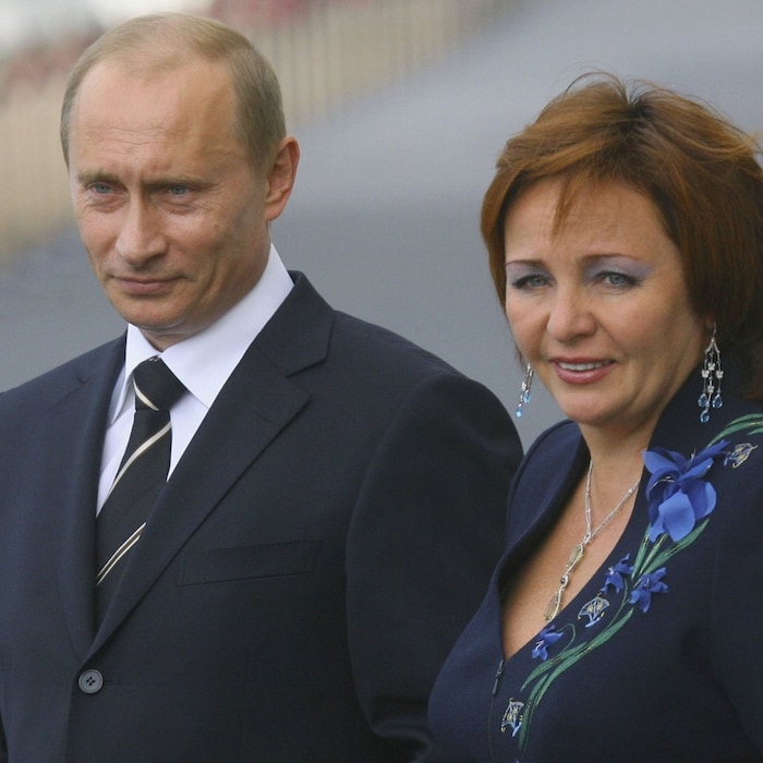 Lyudmila and putin : पुतीन नेहमीच त्यांच्या वैयक्तिक आयुष्याबद्दल खूपच खाजगीपण जपतात. 2008 मध्ये, त्यांनी न्यूयॉर्क टाइम्सला सांगितले, 'सार्वजनिक व्यक्ती कशा जगतात, हे जाणून घेण्याचा समाजाला अधिकार आहे. पण यामध्येही मर्यादा आहे.'