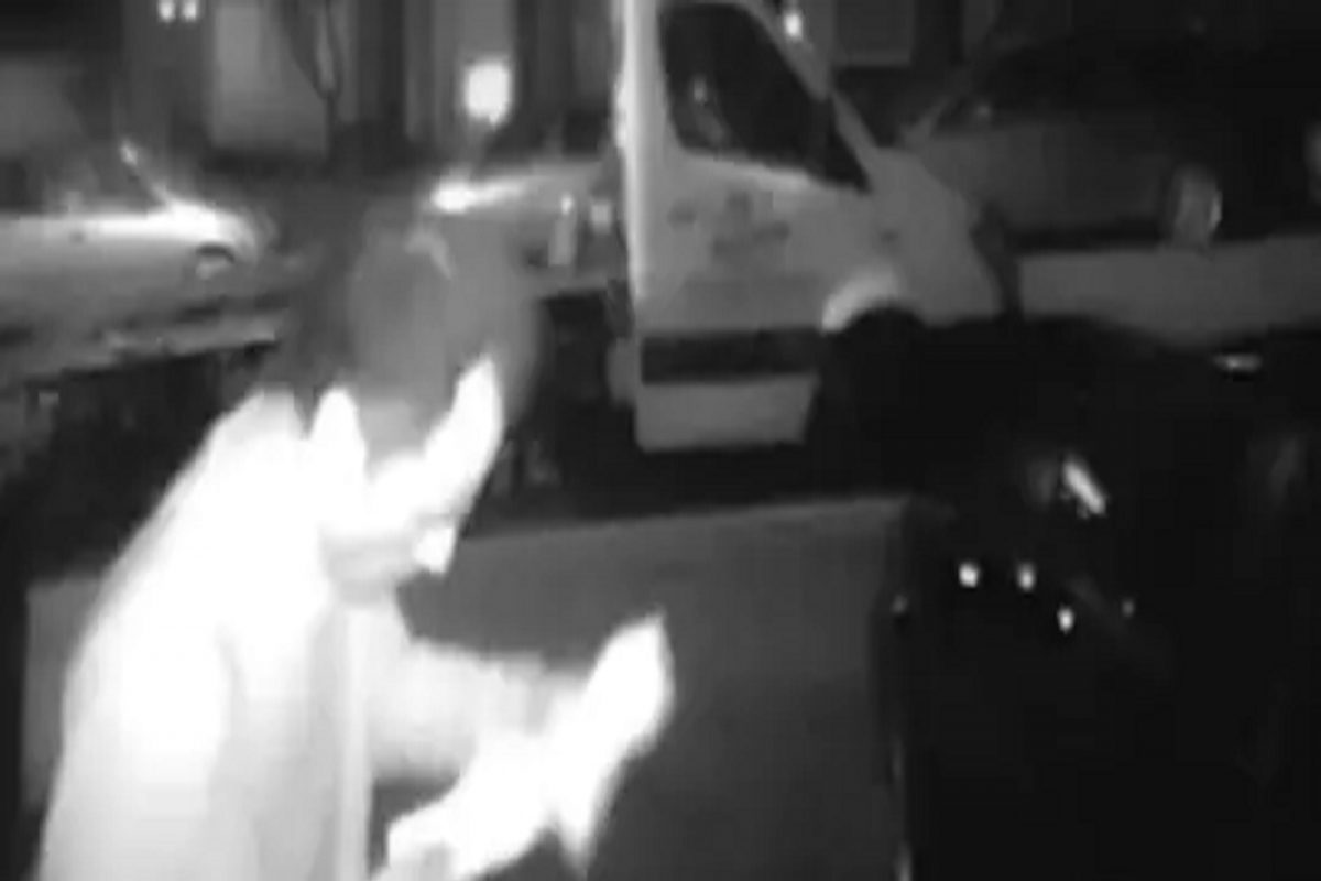 ग्राहकाच्या घराबाहेरच डिलीव्हरी बॉयचं कांड; दरवाजावरील कॅमेऱ्यात कैद झालं संतापजनक कृत्य