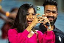 Yuzvendra Chahal ने पहिली विकेट घेताच पत्नी धनश्रीला दिला flying kiss Yuzvendra Chahal ने पहिली विकेट घेताच पत्नी धनश्रीला दिला flying kiss