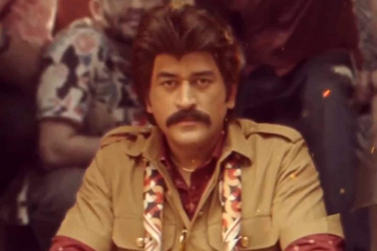 IPL 2022 : धोनीनं भर रस्त्यात थांबवली बस, ट्रॅफिक पोलिसांना म्हणाला....VIDEO