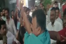 मुख्यमंत्र्यांबाबत आक्षेपार्ह पोस्ट करणाऱ्याला शिवसैनिकांनी धु-धु धूतला, VIDEO मुख्यमंत्र्यांबाबत आक्षेपार्ह पोस्ट करणाऱ्याला शिवसैनिकांनी धु-धु धूतला, VIDEO