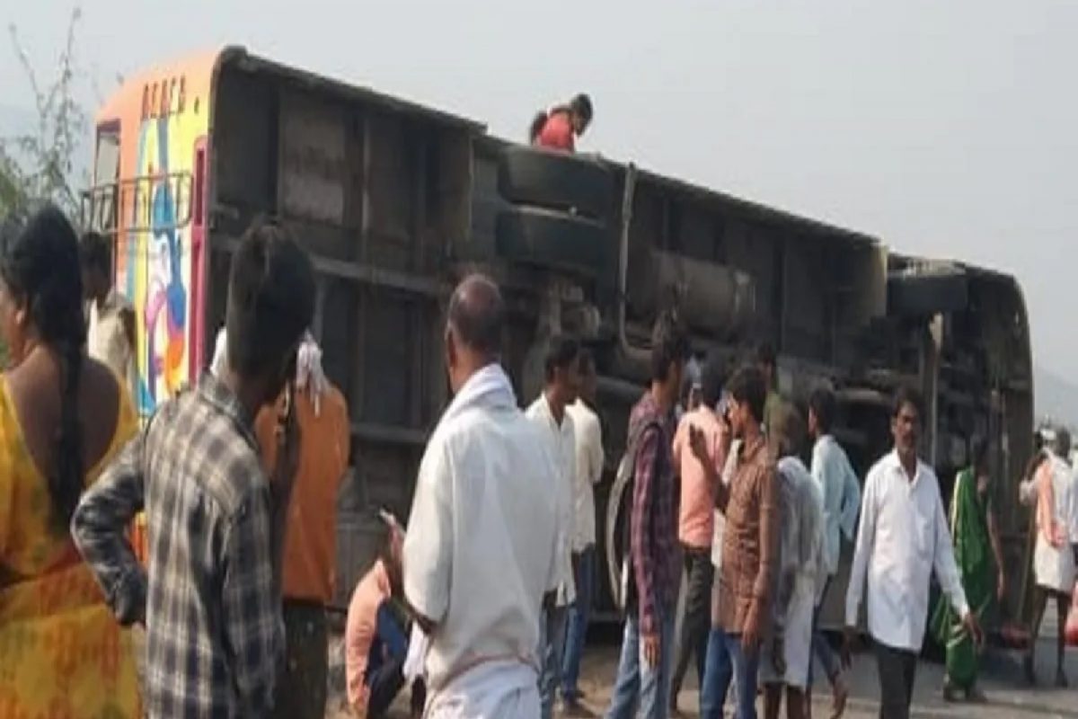 Breaking News: भीषण रस्ता अपघात, बस पलटून विद्यार्थ्यांसह आठ जणांचा मृत्यू; 20 जखमी