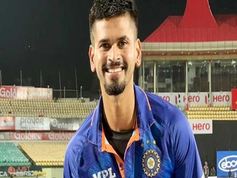 श्रीलंकेविरुद्धच्या टी-20 सीरिजमध्ये टीम इंडियाचा (India vs Sri Lanka) 3-0 ने दणदणीत विजय झाला. या सीरिजच्या तिन्ही सामन्यांमध्ये श्रेयस अय्यरने (Shreyas Iyer) अर्धशतकं केली, याचा फायदा त्याला आयसीसीच्या टी-20 क्रमवारीत (T20 Rankings) झाला आहे.