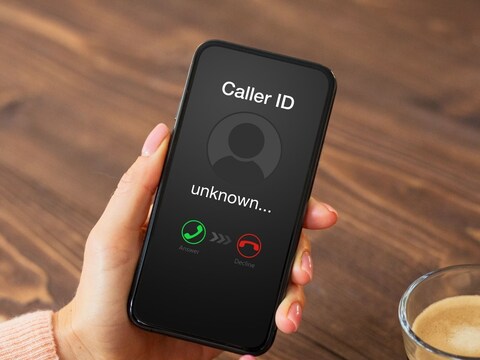 Smartphone Tracking: तुमच्या फोनची बॅटरी आणि डेटा झपाट्याने संपतो का? कोणीतरी तुमचा फोन ट्रॅक करत असण्याची शक्यता आहे. हे टाळण्यासाठी तुम्ही काही पद्धती अवलंबू शकता.

