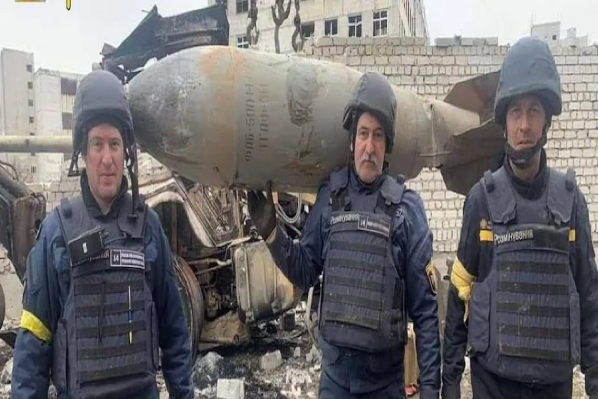 Russia-Ukraine war: रशियाचा जिवंत बॉम्ब हातात घेऊन युक्रेनियन सैनिकांनी पोस्ट केला PHOTO