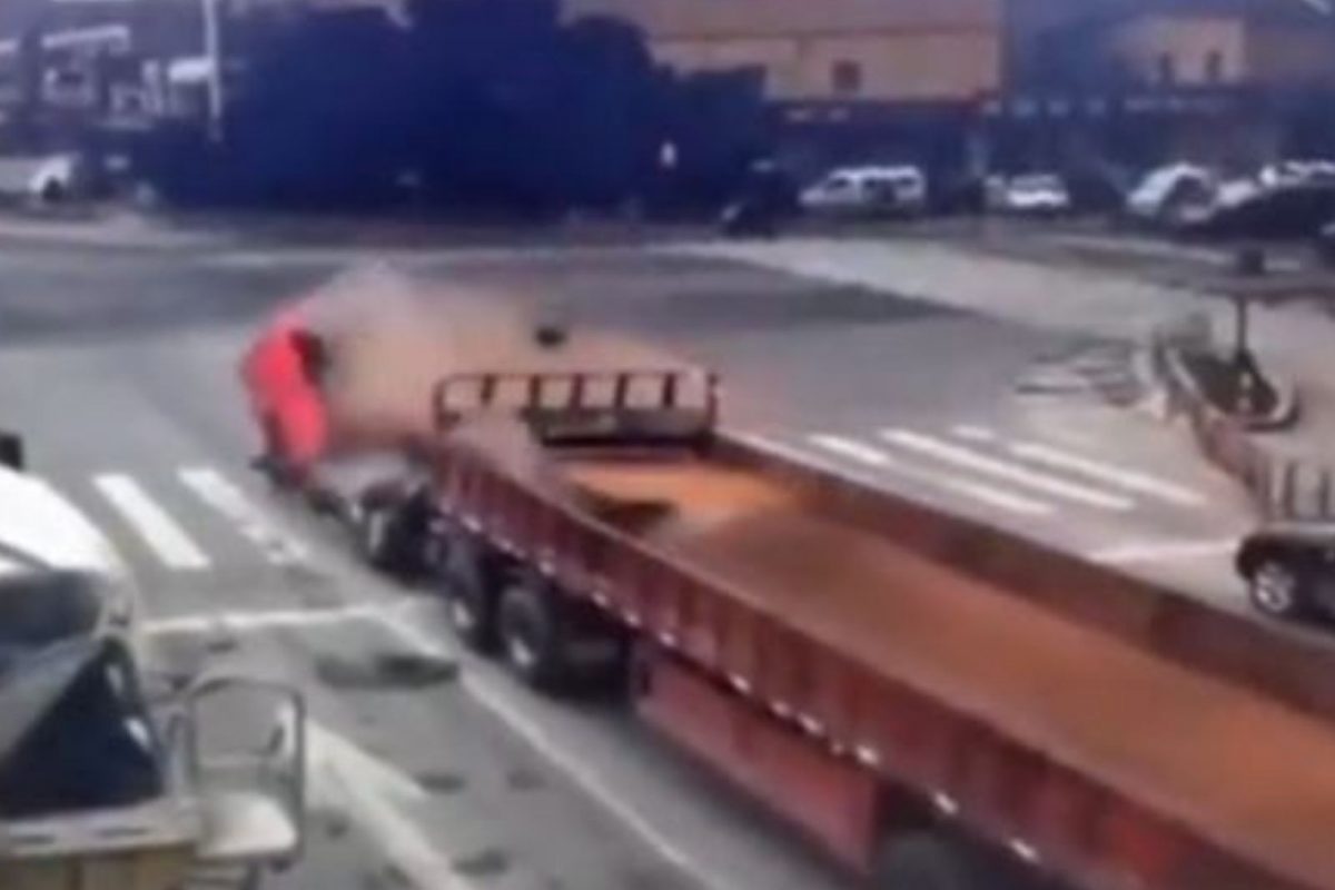 ट्रक चालकाने अचानक ब्रेक मारल्यानं दुर्घटना; कधीही पाहिला नसेल इतका भयानक अपघात, VIDEO