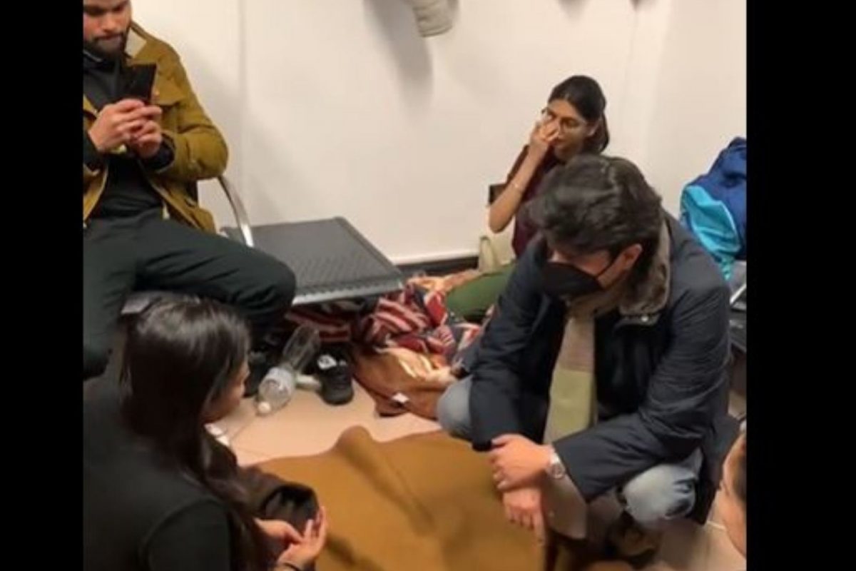 बुखारेस्ट विमानतळावर पोहोचताच महाराष्ट्रातील विद्यार्थ्यांशी ज्योतिरादित्य सिंधियांनी साधला मराठीत संवाद, VIDEO