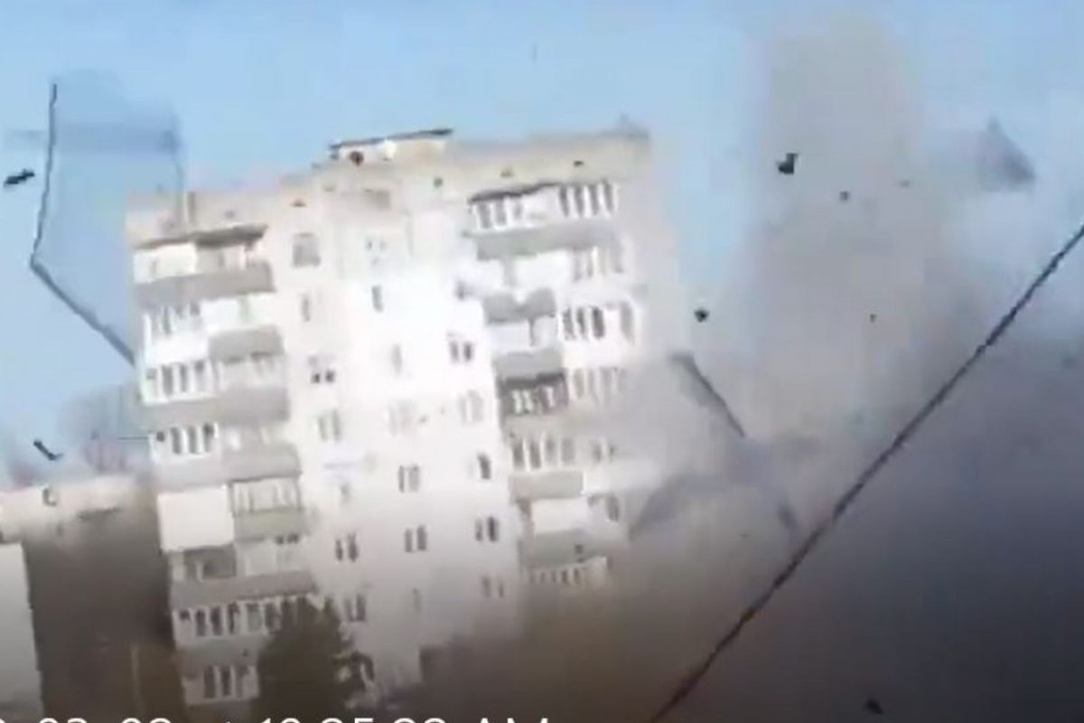 युक्रेनियन व्यक्ती VIDEO काढत असतानाच रशियन टँकने केला गोळीबार, कॅमेऱ्यात कैद झालं थरारक दृश्य