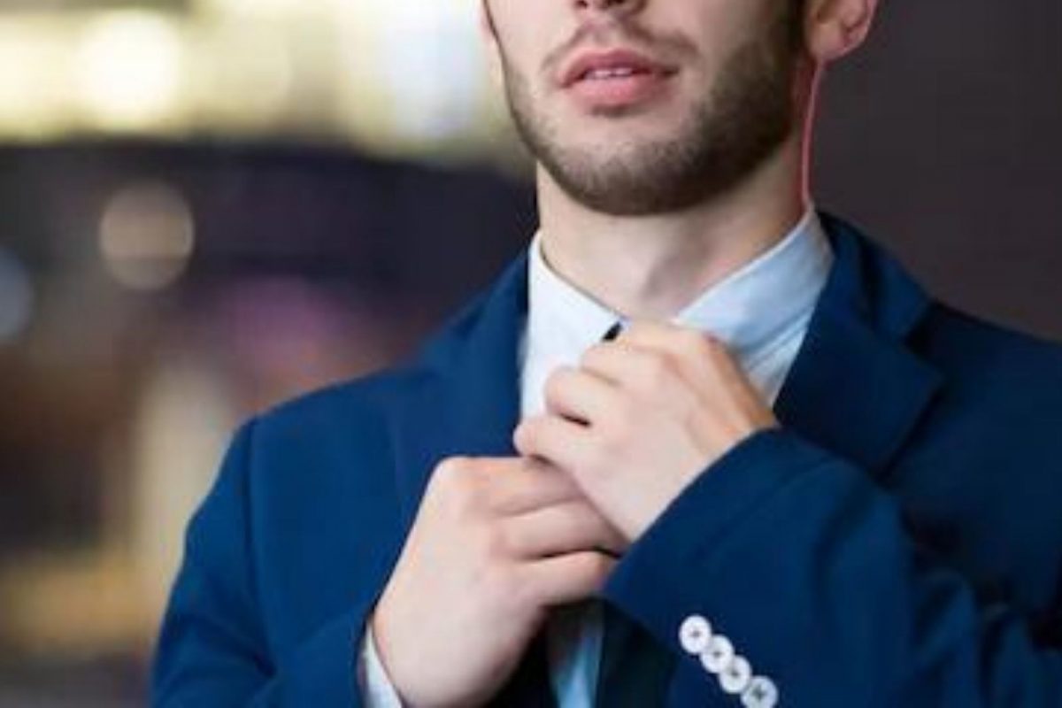 कोटच्या बाहीवर 3 बटण का असतात माहितीये का? वाचा याची 2 अतिशय रंजक कारणं