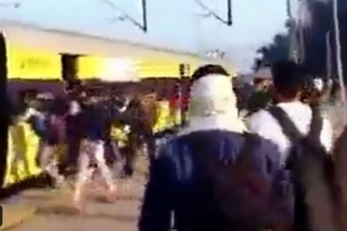 VIDEO: दे धक्का! शेकडो प्रवाशांनी खाली उतरून दिला ट्रेनला धक्का; का आली अशी वेळ?