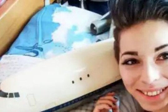 अजबच! खेळण्यातील विमानाच्या प्रेमात पडलीये 28 वर्षीय तरुणी; असा करते रोमान्स