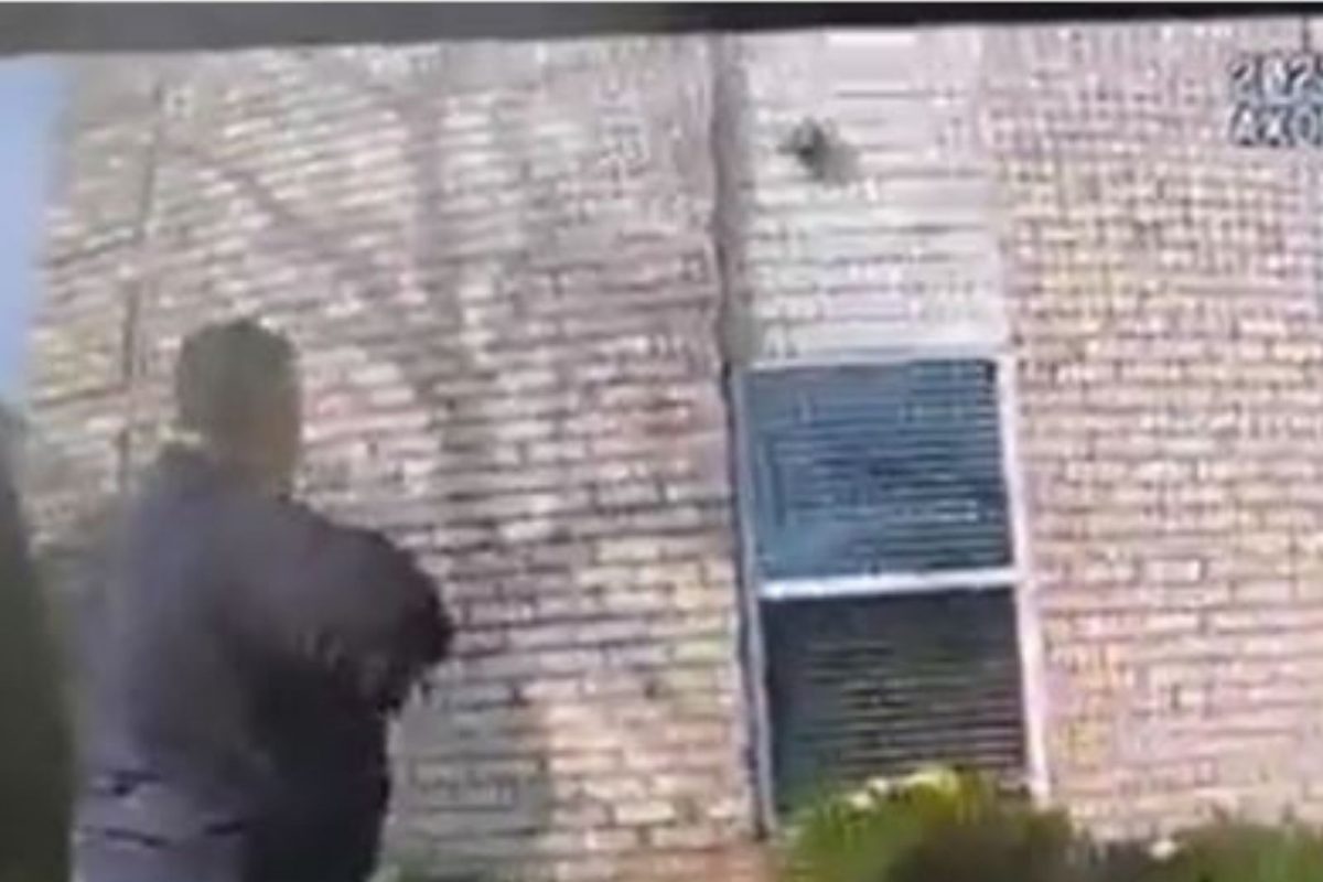 काळजावर दगड ठेवून पित्यानेच चिमुकल्याला दुसऱ्या मजल्याहून खाली फेकलं, मन सुन्न करणारा VIDEO