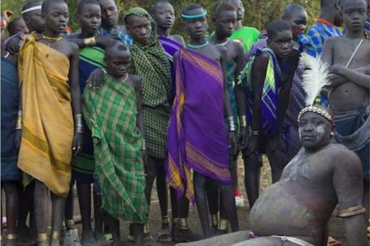 कायच्या काय! इथे जाड पुरुषांना मिळतो सर्वाधिक आदर; पोटाचा घेर वाढवण्यासाठी पितात रक्त