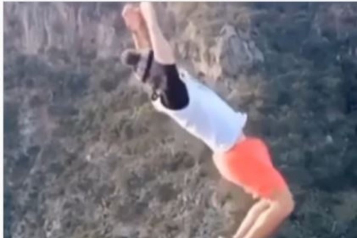 Shocking! उंच डोंगरावर उभा राहून घेतली उडी; तरुणाचा VIDEO पाहून संतापले नेटकरी