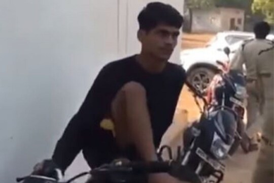'रॉयल' अंदाजात लॉक तोडून चावीशिवाय सुरू केली बुलेट; चोरीची पद्धत पाहून पोलीसही चक्रावले, VIDEO
