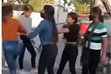 हाय हिल्स घालून रस्त्यावरच काठी अन् बेल्टने तरुणींची हाणामारी; Shocking Video हाय हिल्स घालून रस्त्यावरच काठी अन् बेल्टने तरुणींची हाणामारी; Shocking Video