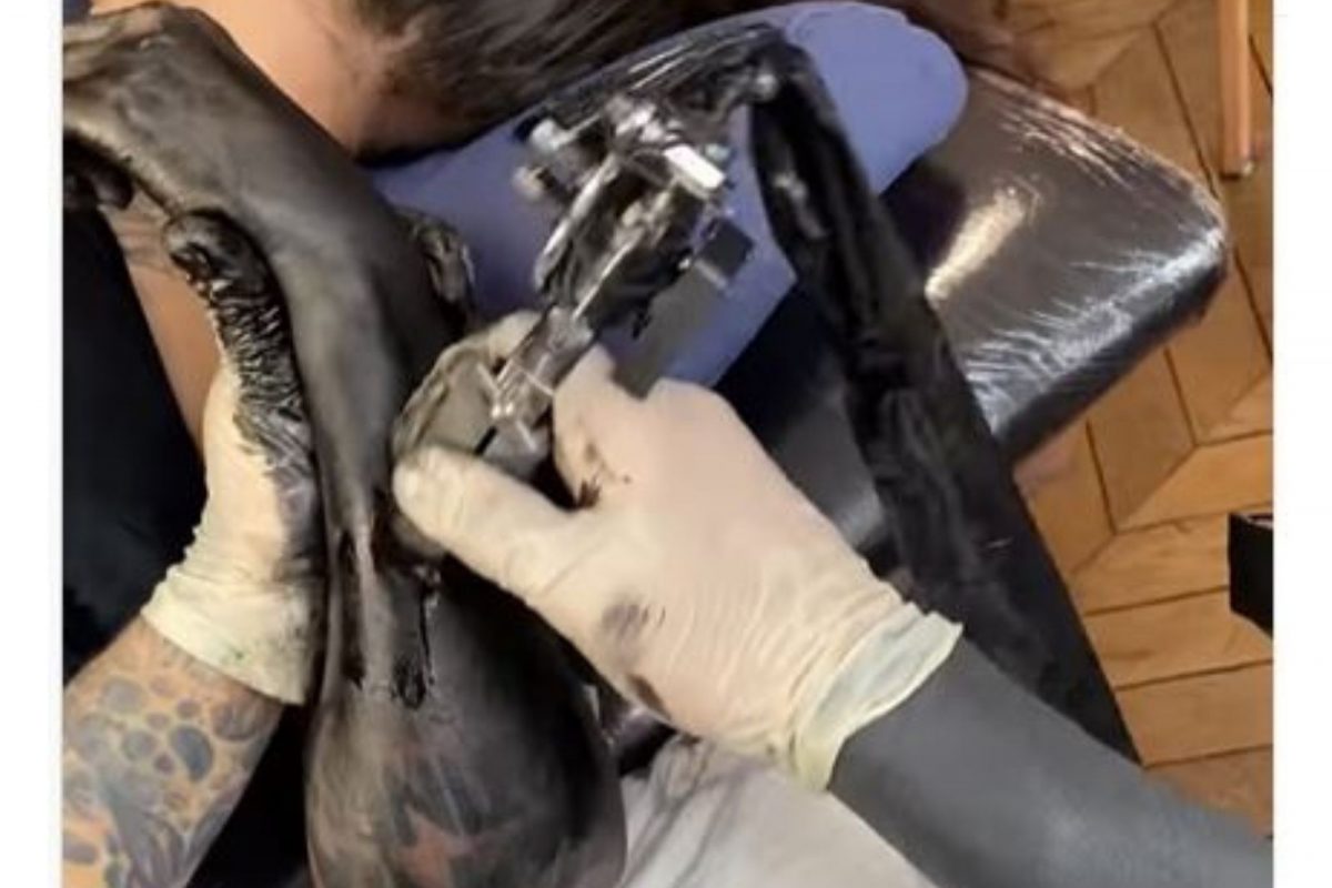 टॅटूच्या नादात तरुणीच्या हाताची अक्षरशः वाट लागली; VIDEO पाहून लावाल डोक्याला हात