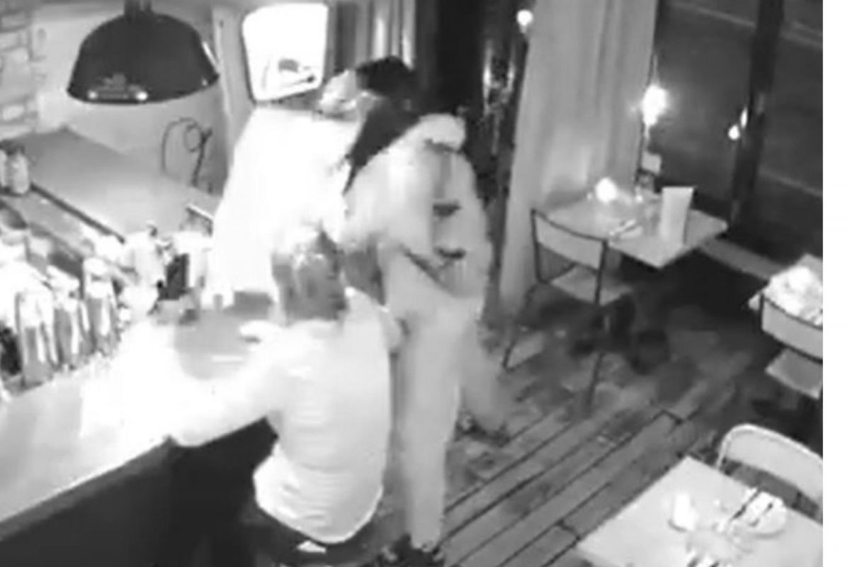 VIDEO: चोराने कॅफेमध्ये बसलेल्या तरुणीच्या हातातून लॅपटॉप हिसकावला पण.., Shocking घटना CCTV मध्ये कैद