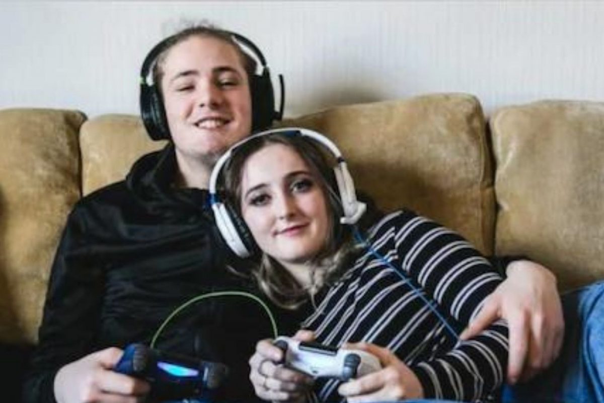 400 किमी दूर बसून सोबत खेळायचे ऑनलाईन गेम; एकमेकांना न बघताच प्रेमात पडले अन्..