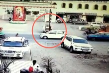 चालकाशिवाय महामार्गावर रिव्हर्स धावू लागली चारचाकी; पुण्यातील थरारक घटनेचा VIDEO चालकाशिवाय महामार्गावर रिव्हर्स धावू लागली चारचाकी; पुण्यातील थरारक घटनेचा VIDEO