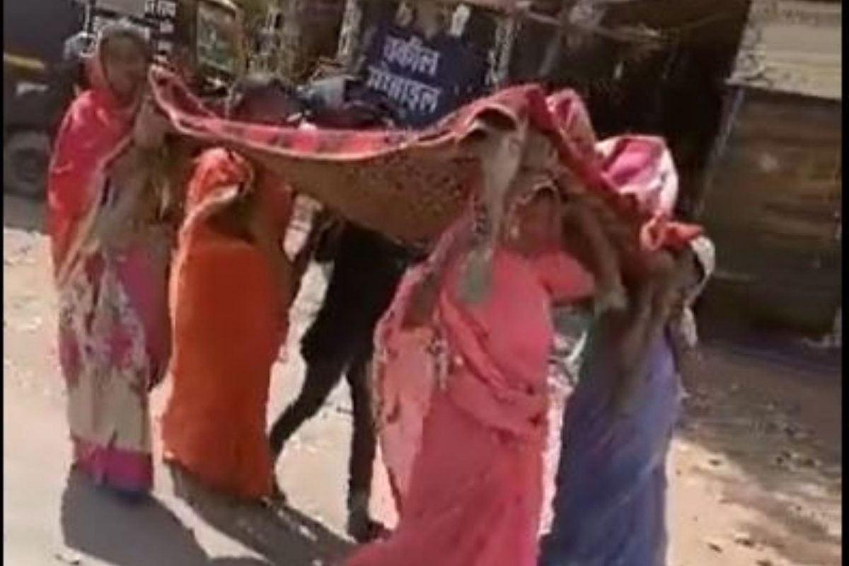 VIDEO : वेळेवर रुग्णवाहिका न मिळाल्याने मृत्यू; निधनानंतरही हेळसांडच, 4 महिलांनी 5 KM खांद्यावर नेला वृद्धेचा मृतदेह