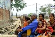 एका दुचाकीवर 7 जण करत होते प्रवास; पोलिसांनी अडवताच दिलं अजब कारण, VIDEO एका दुचाकीवर 7 जण करत होते प्रवास; पोलिसांनी अडवताच दिलं अजब कारण, VIDEO