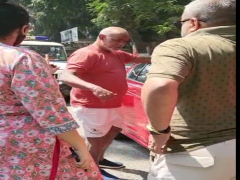 टीम इंडियाचा माजी क्रिकेटपटू विनोद कांबळीला (Vinod Kambli) रविवारी मुंबई पोलिसांनी अटक केली होती. रविवारी दुपारी कांबळीने मुंबईतल्या त्याच्या सोसायटीच्या गेटवर कारला टक्कर मारली. त्या घटनेचा व्हिडीओ व्हायरल झाला आहे.