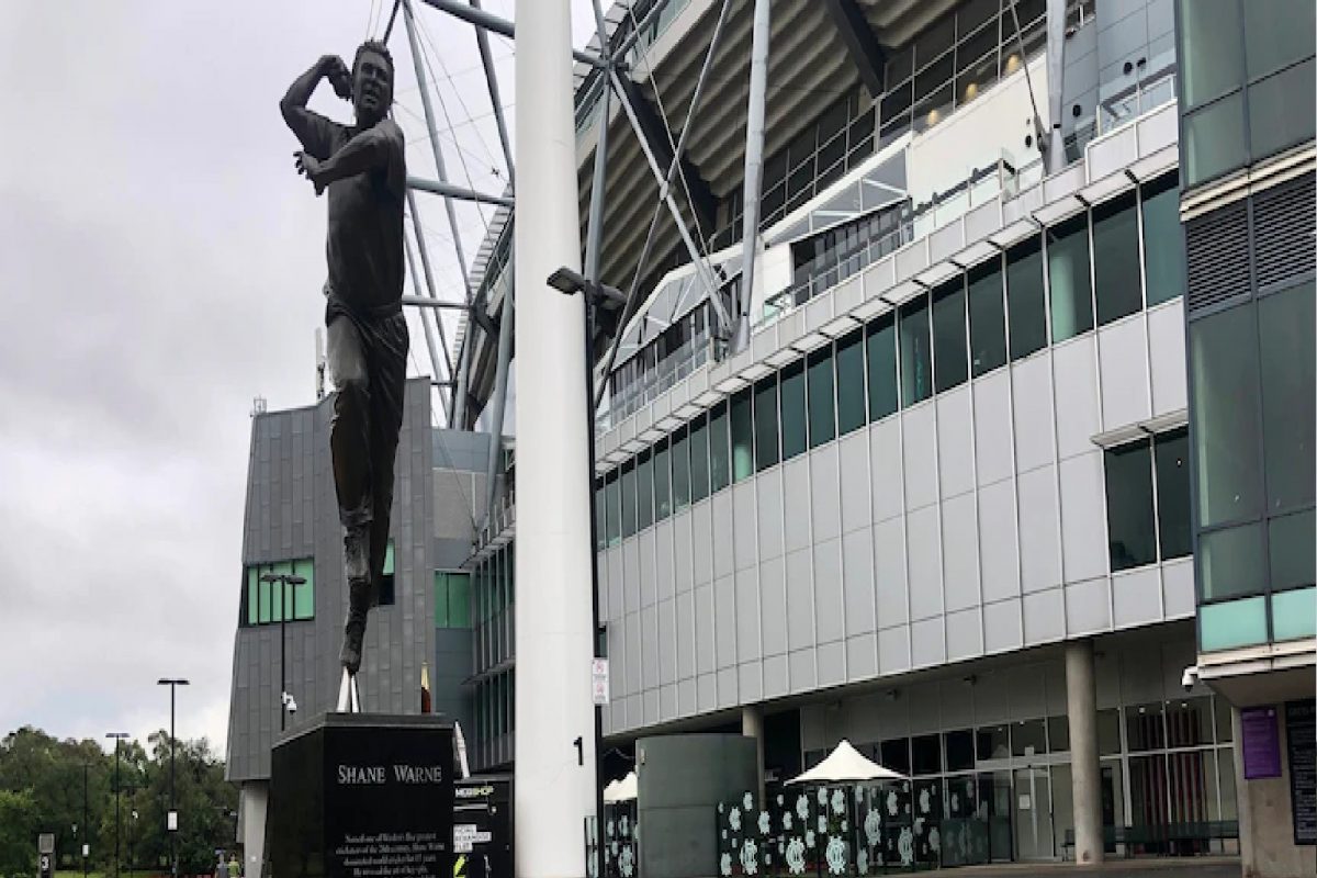 Shane Warne Death: बिअर, सिगारेट आणि फुलं... क्रिकेट फॅन्सची लाडक्या वॉर्नला श्रद्धांजली