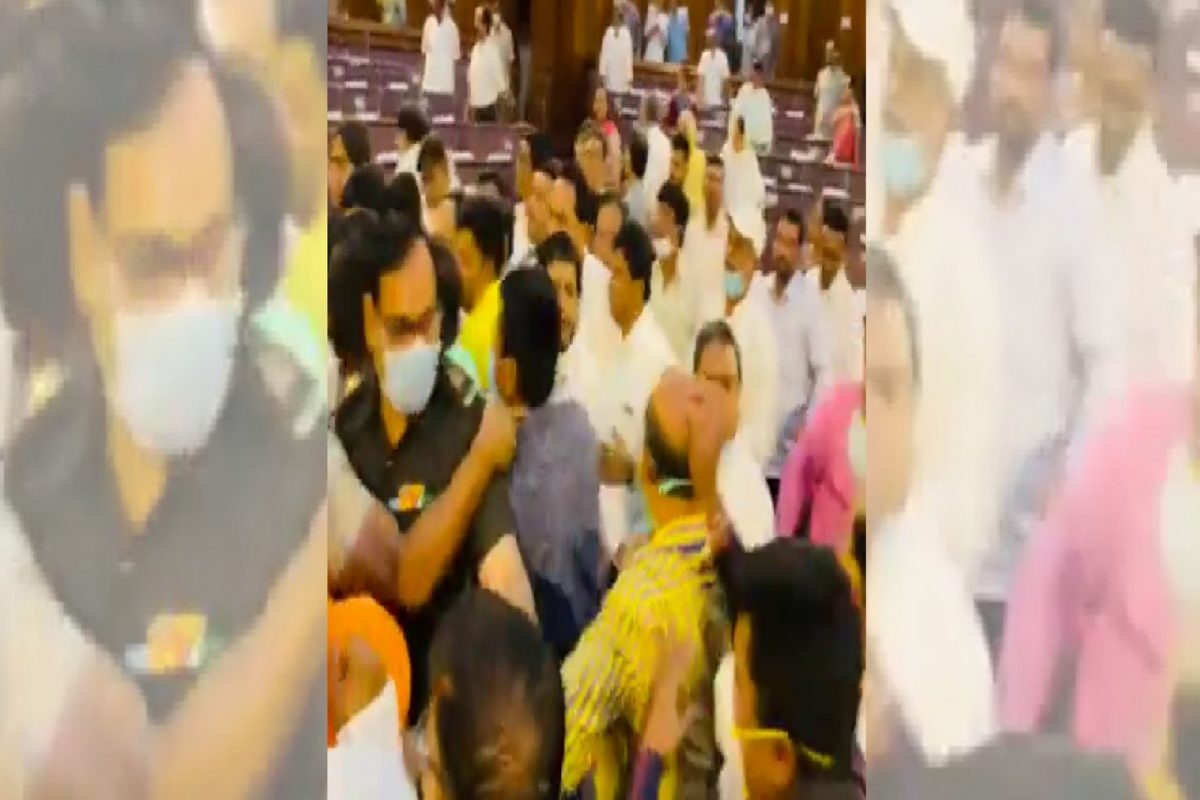 पश्चिम बंगाल विधानसभेत जोरदार राडा, भाजप - तृणमूल काँग्रेसचे आमदार भिडले, 5 आमदार निलंबित