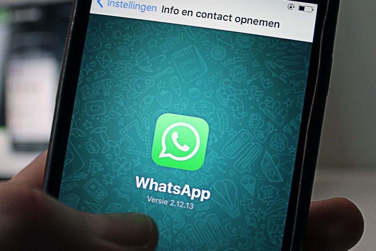 बँक अकाउंट हटवायचं असल्यास सर्वात आधी WhatsApp ओपन करा आणि वरच्या बाजूला असलेल्या तीन डॉट्सवर क्लिक करा. इथे Payment पर्यायावर क्लिक करा. आता बँक अकाउंटची एक लिस्ट दिसेल.