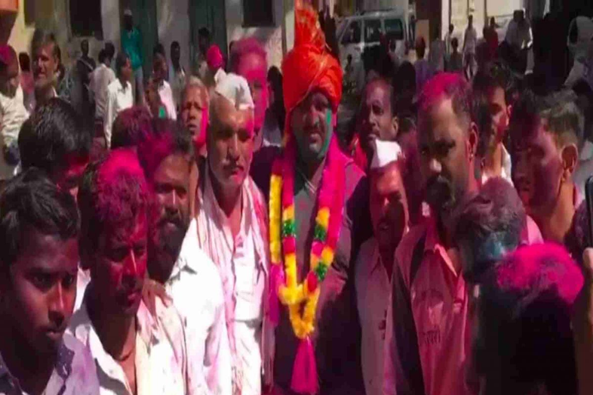 बीडमध्ये धुलीवंदनाची अनोखी परंपरा, जावयाला चपलाचा हार घालत गाढवावर मिरवणूक