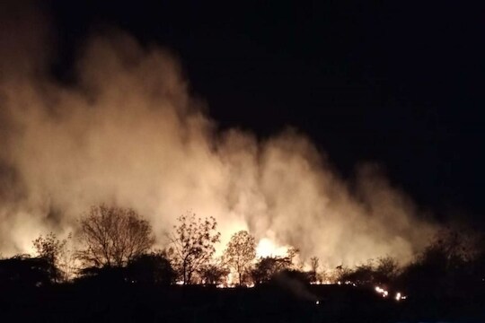 Live Updates: धुळ्यात अनपेक्षित घटना, गोंदूर विमानतळाच्या धावपट्टीलगत भीषण आग