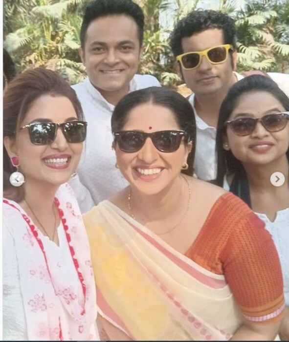  सोबतच मिलिंद गवळी यांनी लांबलचक पोस्टसुद्धा लिहिली आहे. यामध्ये त्यांनी लिहिलंय, ''Happy Holi Happy Rangpanchami"रंगपंचमीच्या खूप खूप शुभेच्छा"आई कुठे काय करते"च्या सेट वरची आमची होळी आणि रंगपंचमी.