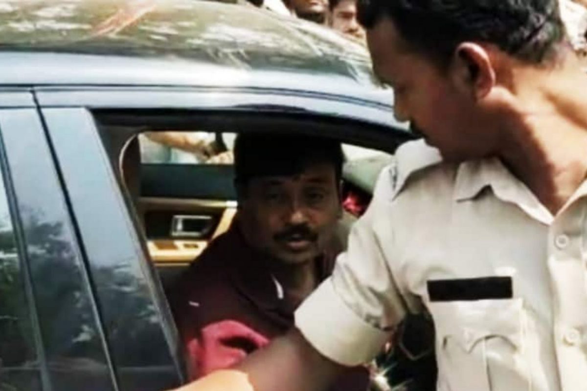 आमदाराने निवडणुकीसाठी जमलेल्यांना कारने चिरडलं; तब्बल 23 जणं जबर जखमी